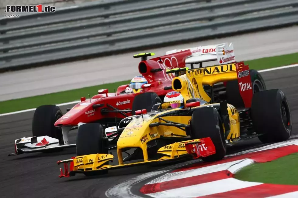 Foto zur News: Vitaly Petrov (Renault) vor Fernando Alonso (Ferrari)