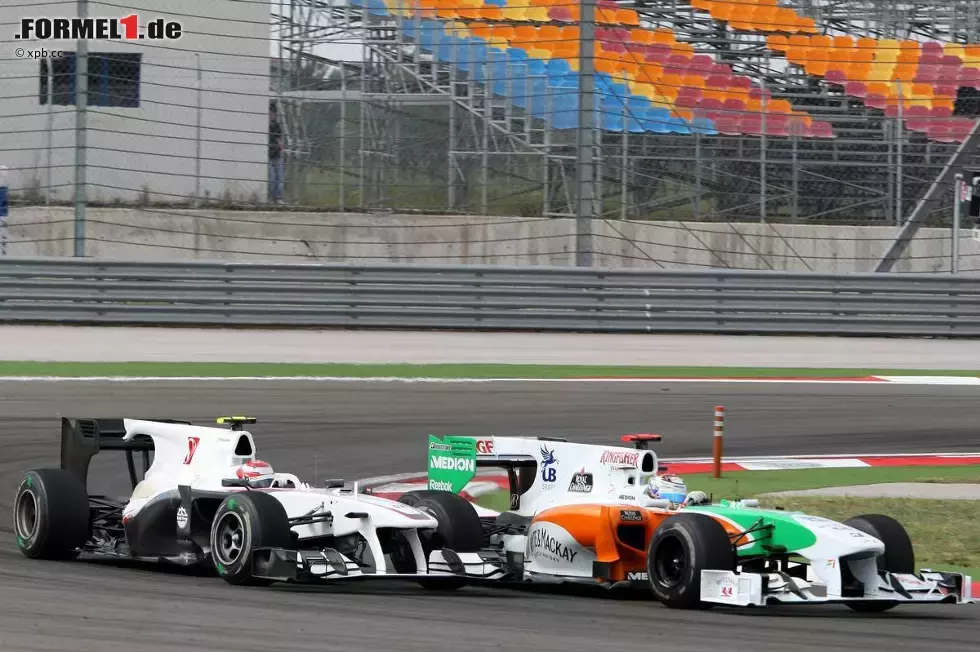 Foto zur News: Adrian Sutil (Force India) und Kamui Kobayashi (Sauber)