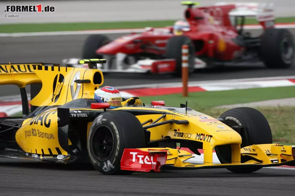 Foto zur News: Vitaly Petrov (Renault) vor Fernando Alonso (Ferrari)