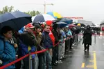 Foto zur News: Die Fans lassen sich vom Regen nicht beirren