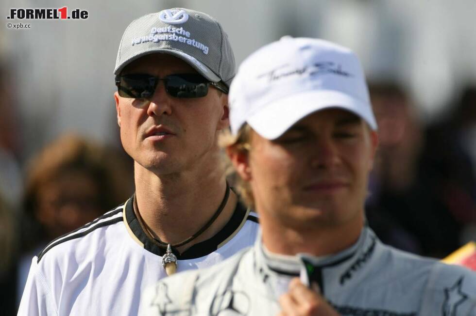 Foto zur News: Michael Schumacher (Mercedes) und Nico Rosberg (Mercedes)