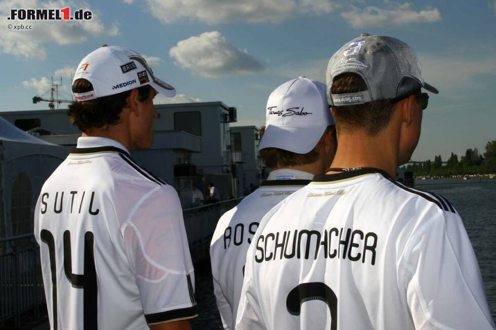 Foto zur News: Adrian Sutil (Force India), Nico Rosberg (Mercedes) und Michael Schumacher (Mercedes) als Fußball-WM-Unterstützer