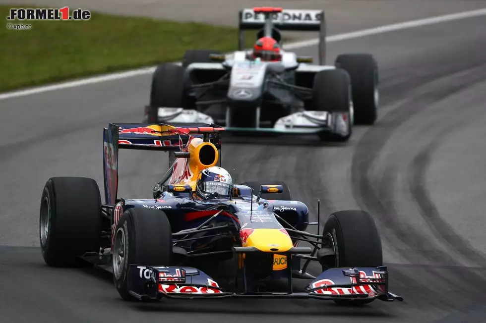 Foto zur News: Sebastian Vettel (Red Bull) und Michael Schumacher (Mercedes)