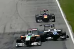 Gallerie: Nico Hülkenberg (Williams) fährt sich den Frontflügel an Adrian Sutil (Force India) ab