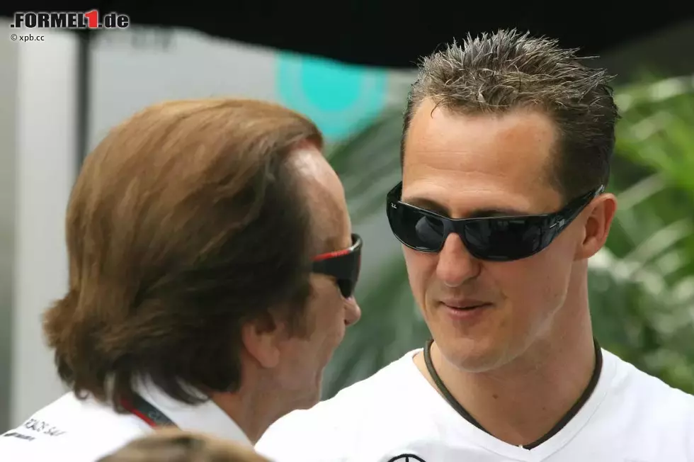 Foto zur News: Michael Schumacher (Mercedes) unterhält sich mit Emerson Fittipaldi