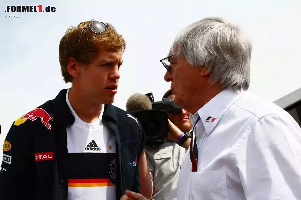 Foto zur News: Sebastian Vettel (Red Bull) und Bernie Ecclestone (Formel-1-Chef)