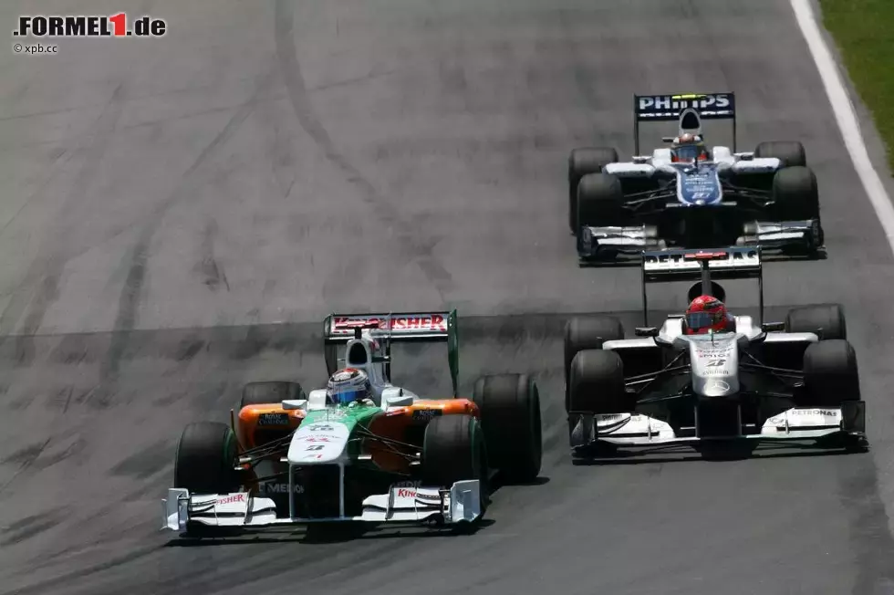 Foto zur News: Adrian Sutil (Force India) vor Michael Schumacher (Mercedes) und Nico Hülkenberg (Williams)