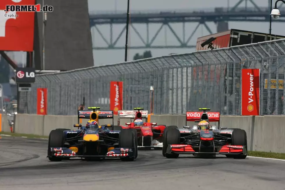 Foto zur News: Mark Webber (Red Bull) und Lewis Hamilton (McLaren)