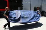 Foto zur News: Red-Bull-Mechaniker bringen Material in die Box