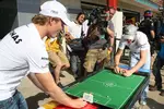 Foto zur News: Nico Rosberg (Mercedes) und Michael Schumacher (Mercedes)