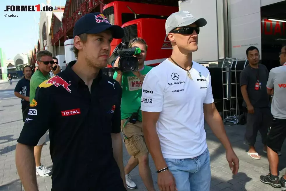 Foto zur News: Sebastian Vettel (Red Bull) und Michael Schumacher (Mercedes)