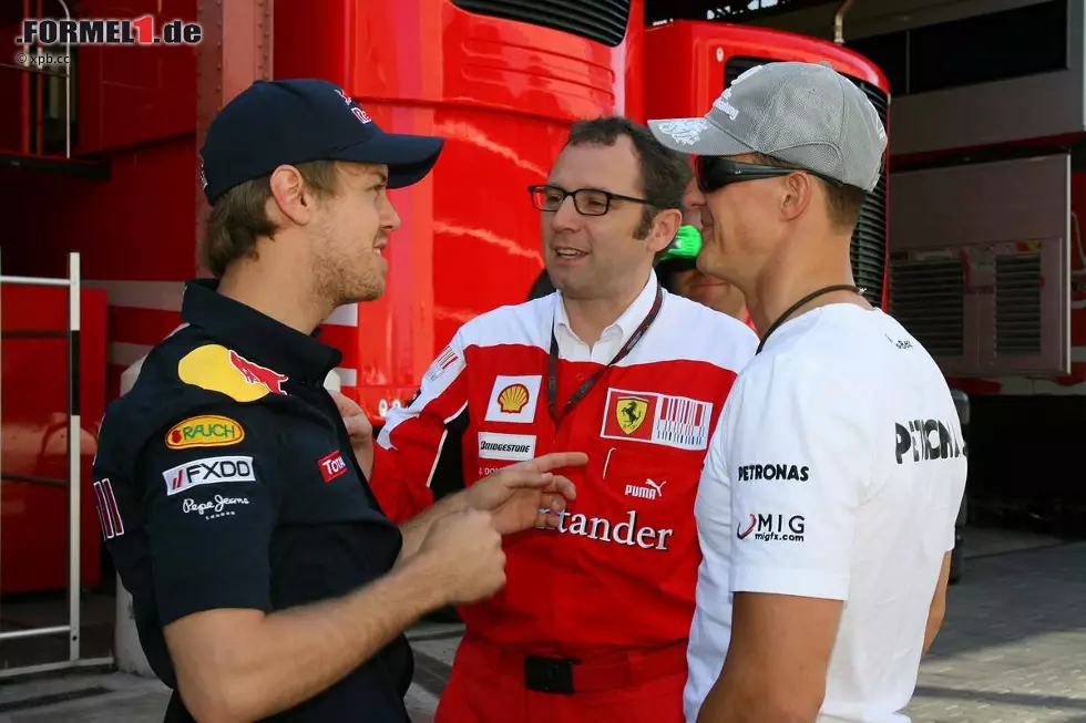 Foto zur News: Sebastian Vettel (Red Bull) Stefano Domenicali (Ferrari-Teamchef) und Michael Schumacher (Mercedes)