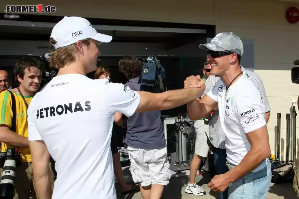 Foto zur News: Nico Rosberg und Michael Schumacher (Mercedes)