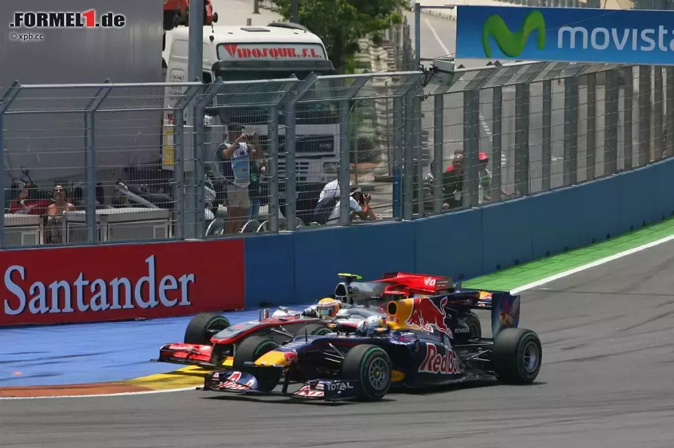 Foto zur News: Sebastian Vettel (Red Bull) und Lewis Hamilton (McLaren) beim Start