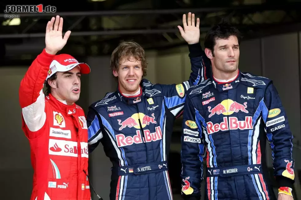 Foto zur News: Fernando Alonso (Ferrari), Sebastian Vettel (Red Bull) und Mark Webber (Red Bull)