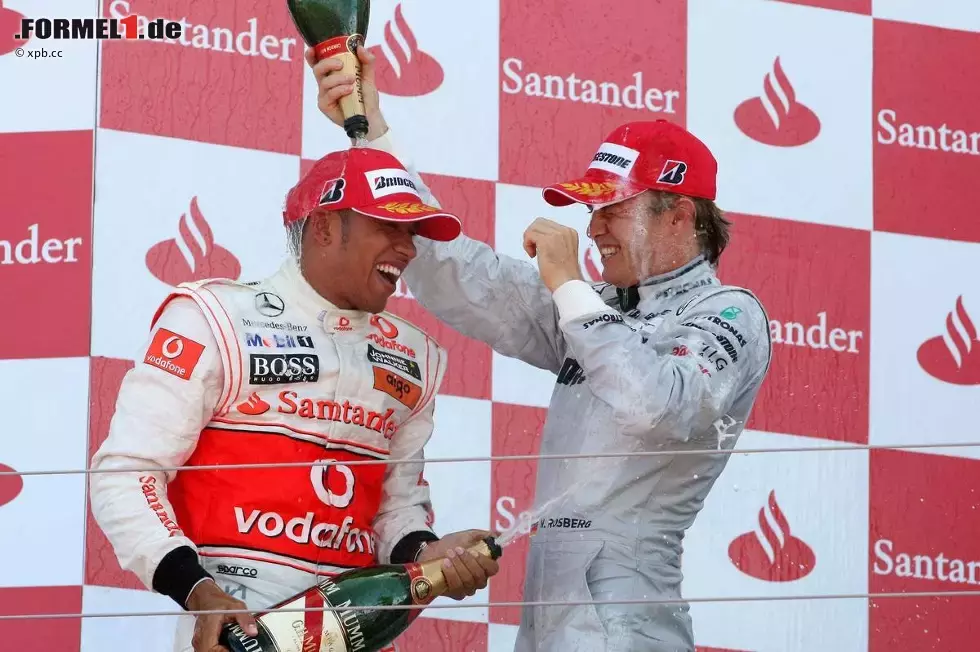 Foto zur News: Lewis Hamilton (McLaren) und Nico Rosberg (Mercedes)