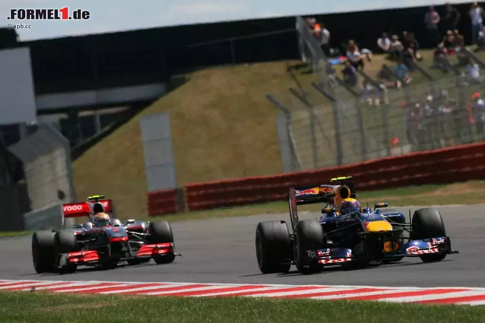 Foto zur News: Mark Webber (Red Bull) und Lewis Hamilton (McLaren)