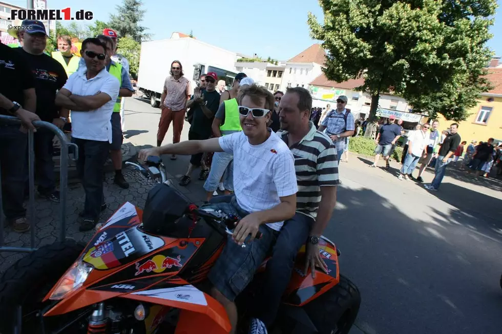 Foto zur News: Sebastian Vettel (Red Bull) und Smudo von Fanta 4