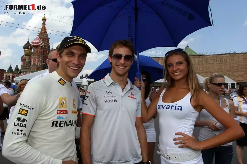 Foto zur News: Vitaly Petrov (Renault) und Jenson Button (McLaren)