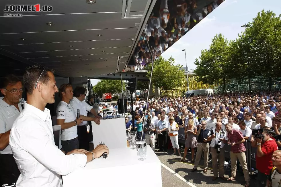 Foto zur News: Michael Schumacher und Nico Rosberg (Mercedes)