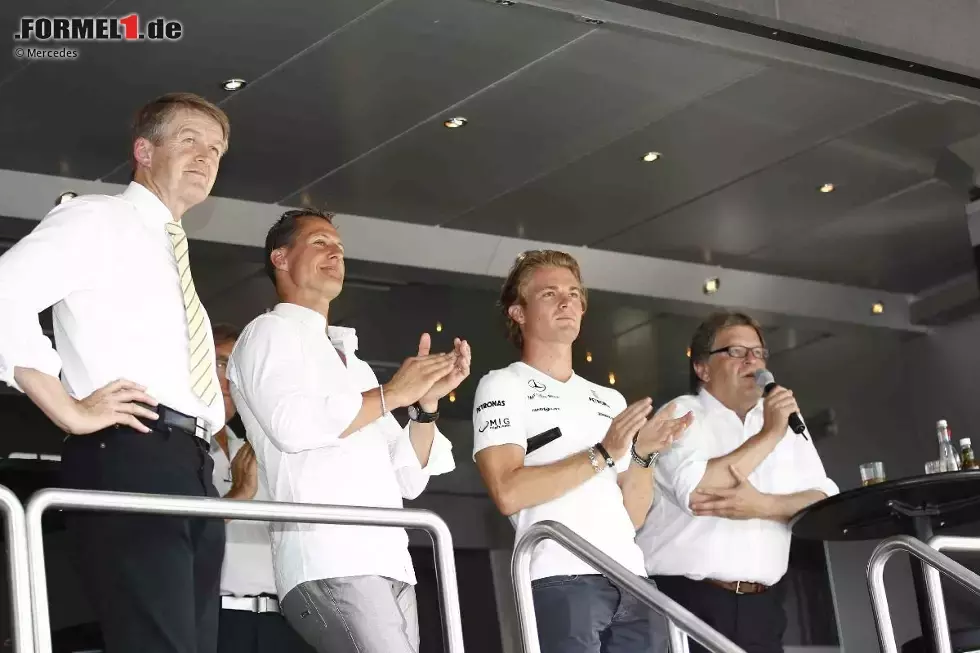 Foto zur News: Michael Schumacher und Nico Rosberg (Mercedes)