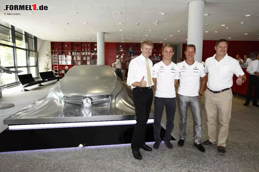 Foto zur News: Michael Schumacher und Nico Rosberg (Mercedes)