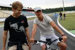 Foto zur News: Sebastian Vettel (Red Bull) und Michael Schumacher (Mercedes)