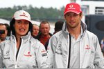 Foto zur News: PR-Dame Sylvia Hoffer und Jenson Button (McLaren)