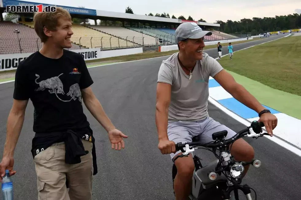 Foto zur News: Sebastian Vettel (Red Bull) und Michael Schumacher (Mercedes)