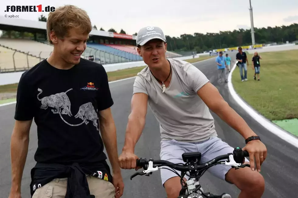 Foto zur News: Sebastian Vettel (Red Bull) und Michael Schumacher (Mercedes)