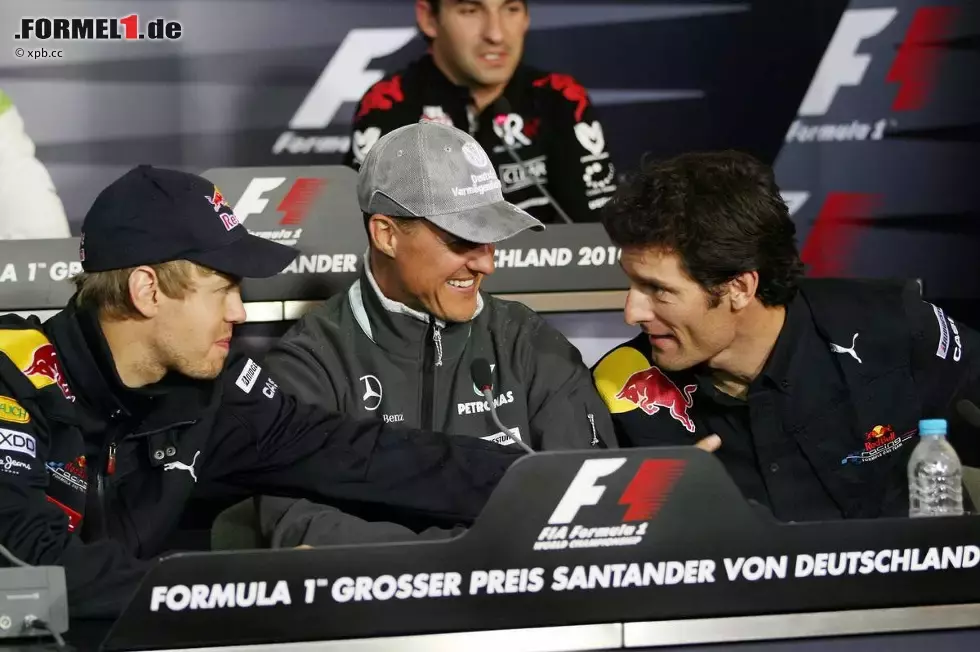 Foto zur News: Sebastian Vettel (Red Bull), Michael Schumacher (Mercedes) und Mark Webber (Red Bull)