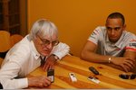 Foto zur News: Bernie Ecclestone (Formel-1-Chef) mit Lewis Hamilton (McLaren)