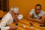 Foto zur News: Bernie Ecclestone (Formel-1-Chef) mit Lewis Hamilton (McLaren)