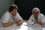 Foto zur News: Norbert Haug (Mercedes-Motorsportchef) mit Bernie Ecclestone (Formel-1-Chef)