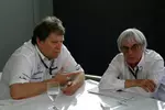 Foto zur News: Norbert Haug (Mercedes-Motorsportchef) mit Bernie Ecclestone (Formel-1-Chef)