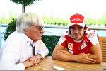 Foto zur News: Bernie Ecclestone (Formel-1-Chef) mit Fernando Alonso (Ferrari)