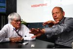 Foto zur News: Bernie Ecclestone (Formel-1-Chef) mit Ron Dennis