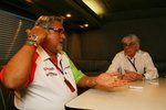 Foto zur News: Vijay Mallya (Teameigentümer) und Bernie Ecclestone (Formel-1-Chef)