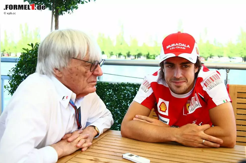 Foto zur News: Bernie Ecclestone (Formel-1-Chef) mit Fernando Alonso (Ferrari)