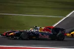 Foto zur News: Lewis Hamilton (McLaren.) Mark Webber (Red Bull)