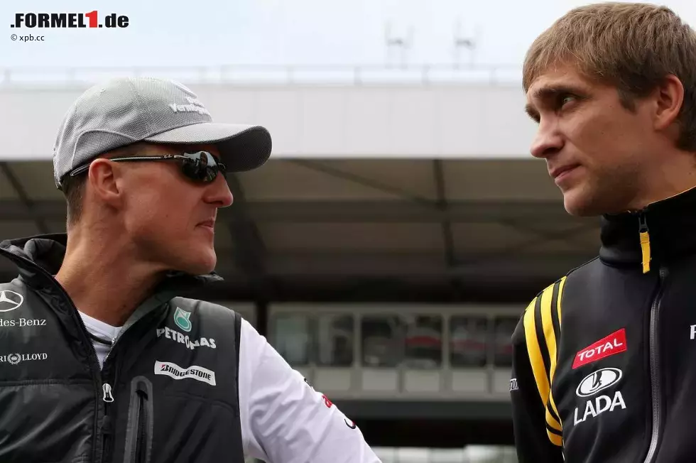 Foto zur News: Michael Schumacher (Mercedes) und Vitaly Petrov (Renault)