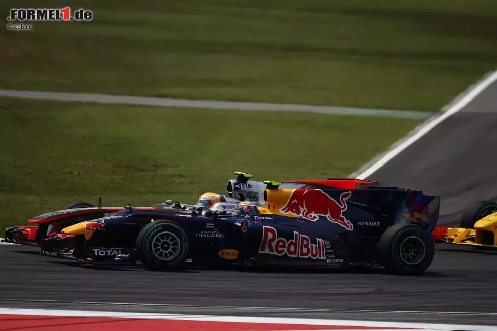 Foto zur News: Lewis Hamilton (McLaren.) Mark Webber (Red Bull)