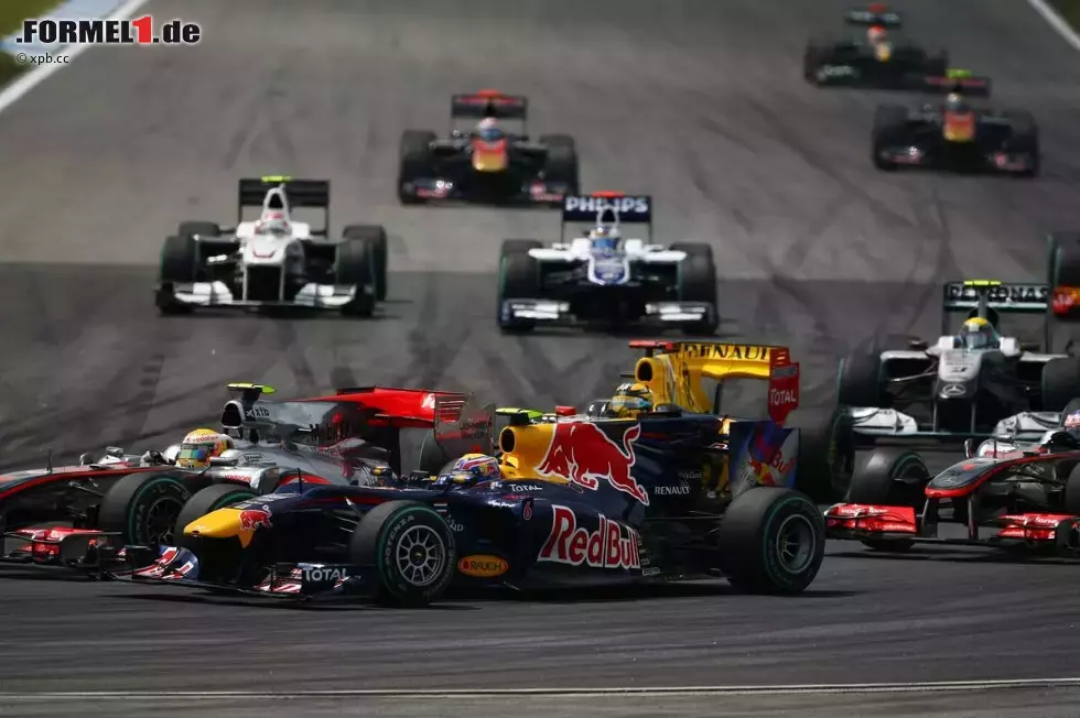 Foto zur News: Lewis Hamilton (McLaren). Mark Webber (Red Bull)