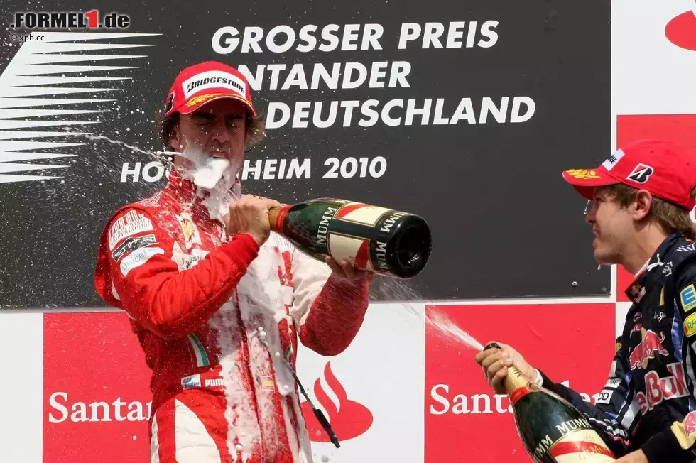 Foto zur News: Fernando Alonso (Ferrari) und Sebastian Vettel (Red Bull)