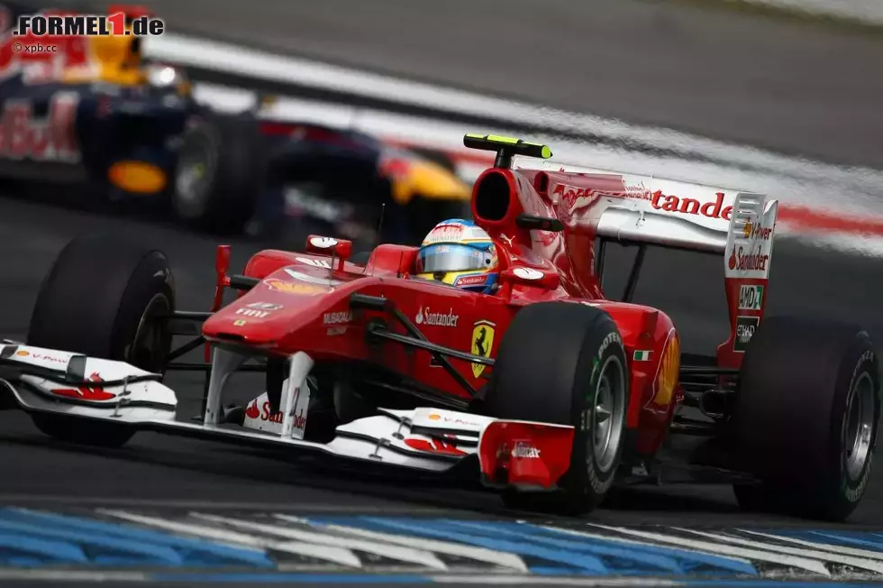 Foto zur News: Fernando Alonso (Ferrari) Sebastian Vettel (Red Bull)