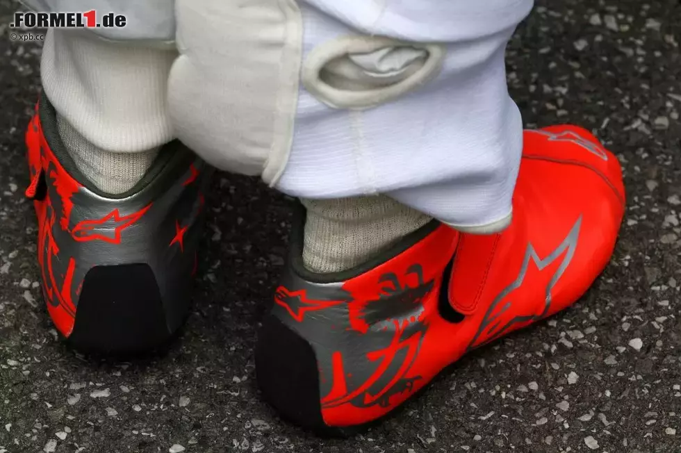 Foto zur News: Schuhe von Michael Schumacher (Mercedes)