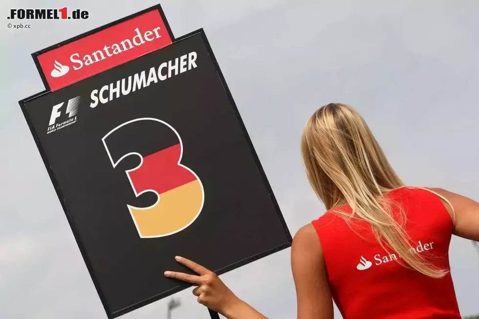 Foto zur News: Gridgirl von Michael Schumacher (Mercedes)