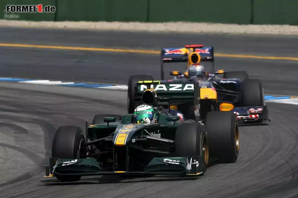 Foto zur News: Heikki Kovalainen (Lotus) vor Sebastian Vettel (Red Bull)