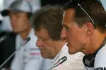 Foto zur News: Nico Rosberg, Norbert Haug (Mercedes-Motorsportchef) und Michael Schumacher (Mercedes)