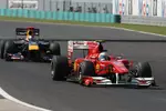 Foto zur News: Fernando Alonso (Ferrari) vor Sebastian Vettel (Red Bull)